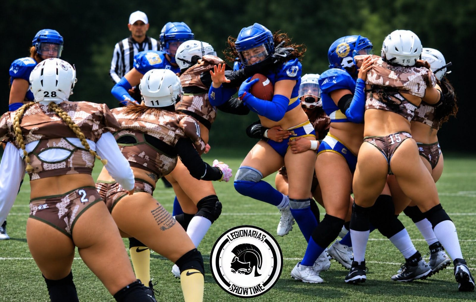 Legionarias Show Time durante una jugada de Bikini Football