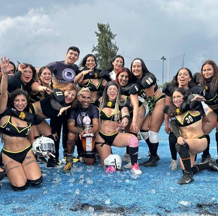 Legionarias Show Time reunidas con el equipo en el campo